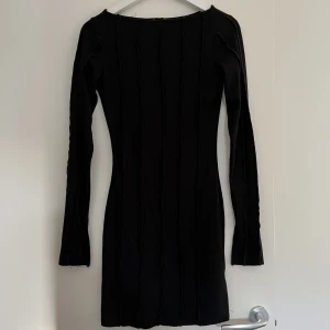 Klänning - Kort klänning från NA-KDxHanna Schönberg, för liten för mig, har endast provat den, har legat bortglömd i ett hörn väldigt länge.