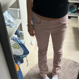 Manchester low rise  - Lågmidjade utsvjängda Manchester  i  fin färg, färgen är lite mer rosa än på bilderna i spegeln. Men den syns på bilden på bakfickan. De är som nya, har bara små fläckar på ena bakfickan därav priset. De är från Zadig voltaire och går ej att köpa längre❤️