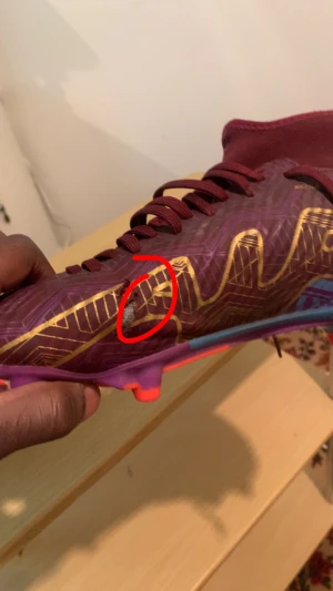 Kylian Mbappe fotball skor AIR - Dem har litet hål men fortfarande går o spela med dem syns inte så mke  går o spela med , kan gå ner till 400 vid snabb affär. ENDAST SERIÖSA KÖPARE  