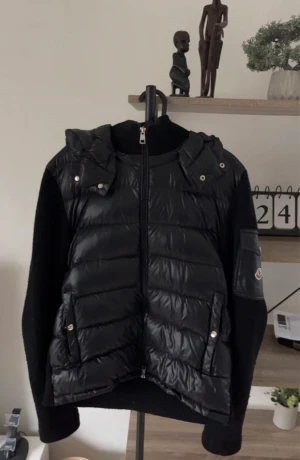 Moncler cardigan - Herr i storlek S passar även M! Inga defekter! Skriv vid intresse!