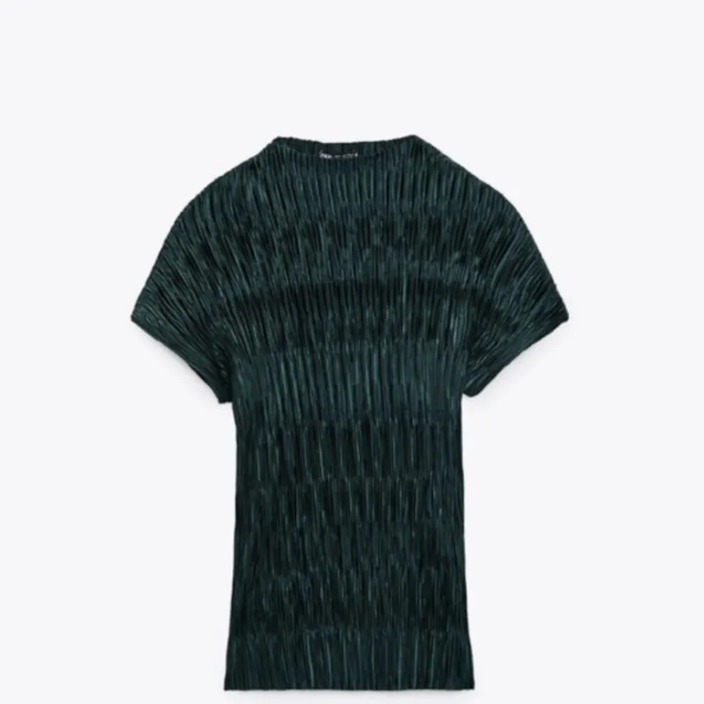 Grön plisserad blus från Zara. Storlek m men passar s/l också då den är stretchig. 200 kr + frakt💓. Blusar.