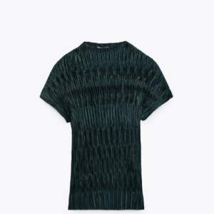 Grön plisserad blus från Zara. Storlek m men passar s/l också då den är stretchig. 200 kr + frakt💓