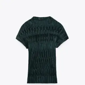 Grön plisserad blus från Zara. Storlek m men passar s/l också då den är stretchig. 200 kr + frakt💓