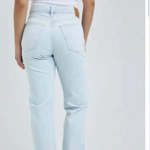 Ljusblåa lågmidjade jeans från Bikbok, använda ungefär 3 gånger då jag sedan insåg att jag behövde en mindre storlek. Jeansen är avklippta en bit men sydda. Snabb affär kan jag sänka priset då jah vill bli av med dom. Nypris: 699kr snabb affär 250kr 