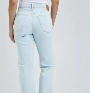 Ljusblåa lågmidjade jeans  - Ljusblåa lågmidjade jeans från Bikbok, använda ungefär 3 gånger då jag sedan insåg att jag behövde en mindre storlek. Jeansen är avklippta en bit men sydda. Snabb affär kan jag sänka priset då jah vill bli av med dom. Nypris: 699kr snabb affär 250kr 