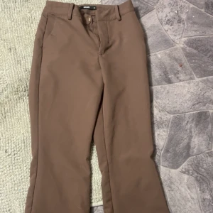 Kostymbyxor till salu - Hejsan, säljer nu mina fina kostymbyxor från Gina, pga att dom är för korta, jag har använt dom 2 gånger, kom pm om ni vill ha bild på hur dom sitter på🤍