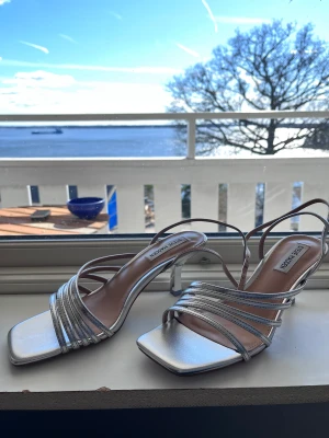 Steve Madden högklackade skor - Ett par silvriga steve madden sandaler med klackhöjd 6 cm. Nypris var 1149 kr. Bara testat dom. Säljer för att de var för små för mig. Skriv om frågor och pris kan diskuteras❤️