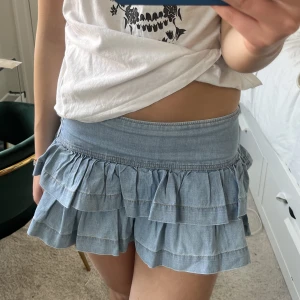 Kjol!  - Så snygg volangkjol i denim! För kort för mig som är 172 så passar någon kortare❤️