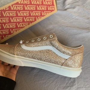 Glittriga vans  - Sjukt coola vans som tyvärr aldrig kommit till användning. Nypris 600kr, tänkte sälja dem för 300 men priset går att diskutera. Som sagt helt nya, färgen är lite mer rosa/rosé i verkligheten men det är svårt att få med på bild💘