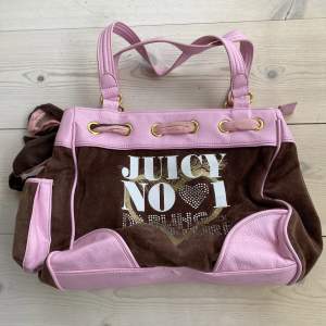 Juicy Couture väska i fint skick! Tote-modell! ❤️❤️ köpt i andrahand så kan ej garantera äkthet men alla lappar och loggor stämmer. 