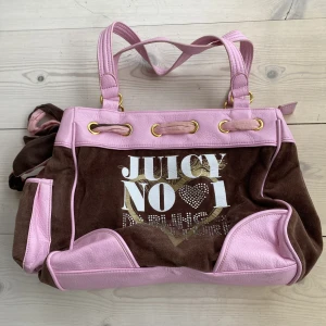 Juicy couture y2k väska - Juicy Couture väska i fint skick! Tote-modell! ❤️❤️ köpt i andrahand så kan ej garantera äkthet men alla lappar och loggor stämmer. 