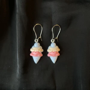 Örhängen med glassar🍧 - Örhängen med berlocker i form av glassar. Vid beställning får du själv välja vilken typ av krokar du föredrar (se bild 2 och 3). Så matchar jag dem med berlocken. Frakt tillkommer!🍧