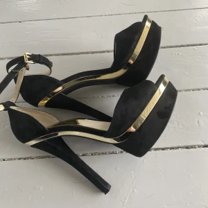 Michael kors klackar - Höga MK klackar i storlek 6,5 dvs 37  Köpa i usa för runt 2000 kr 