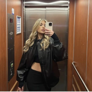 Skinnjacka bikbok  - Så fin slutsåld jacka ifrån bikbok. Använd 4-5 gånger ❤️ säljes pga använder ej. Ord pris 899:-