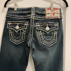 True religion jeans - Lite långa för mig (165) men annars sitter bra, knappt använda och kmr inte till mycket användning. Köpta i ny sick för 3 200kr.
