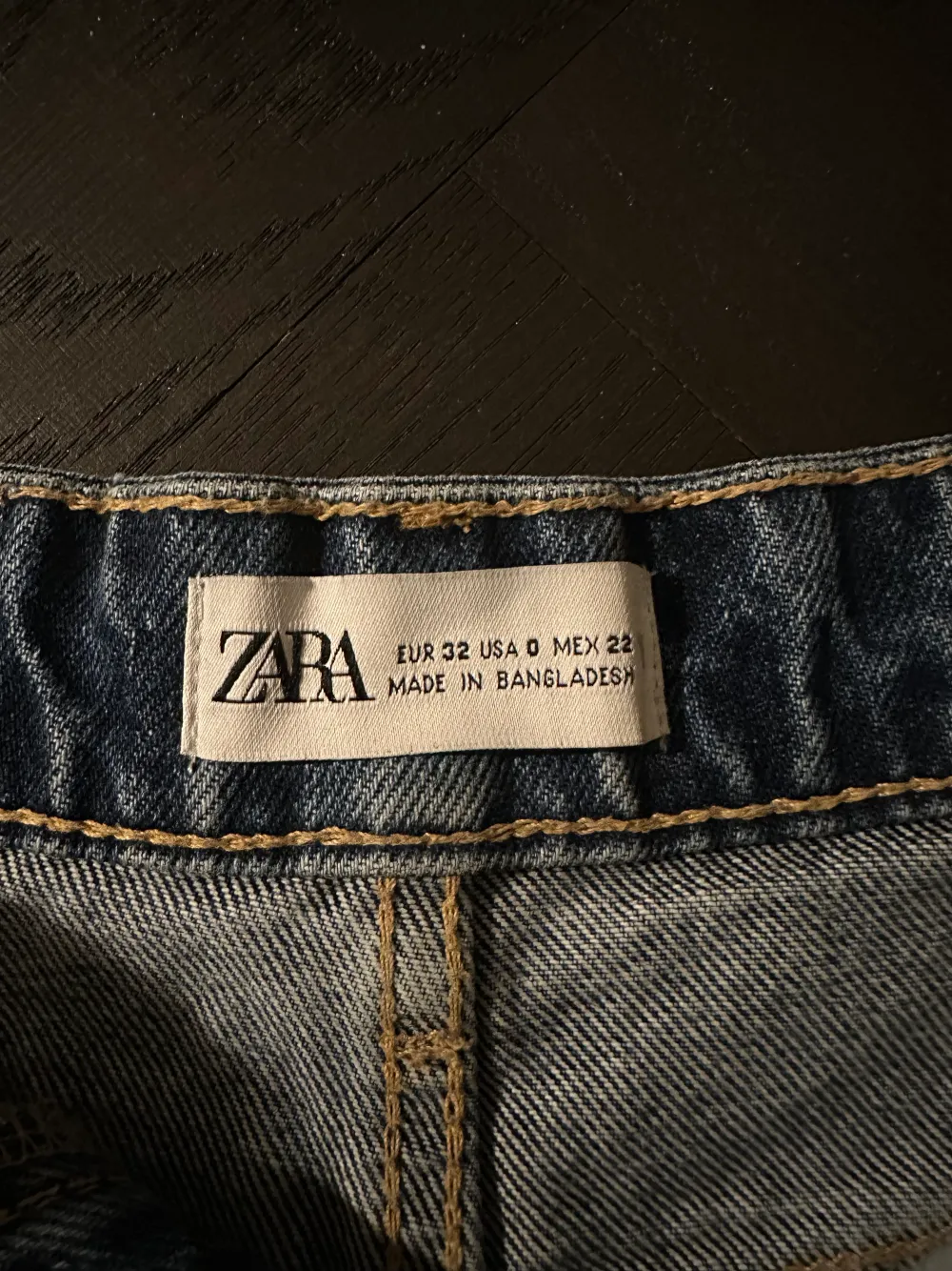 Blå mid rise jeans shorts från zara! Säljs inte längre på hemsidan! Säljer eftersom de blivit för små för mig💓. Shorts.
