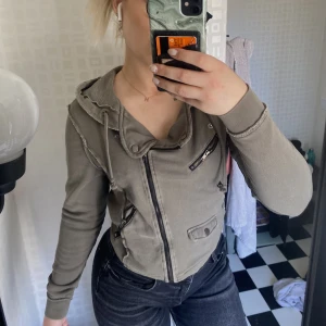 Kofta - Kofta i militär grön färg, använd få ggr. Strl S