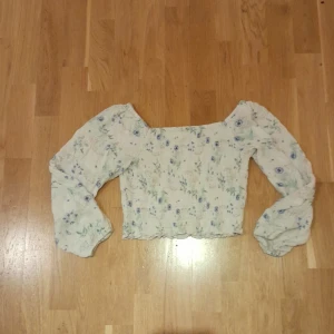 Blomstrig blus från kapphal - Använd men inte sliten, kort men inte magtröja.