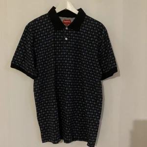 Supreme SS19 Foulard Polo - Supreme SS19 Foulard Polo  Black  Storlek herr M  Ny aldrig använd 