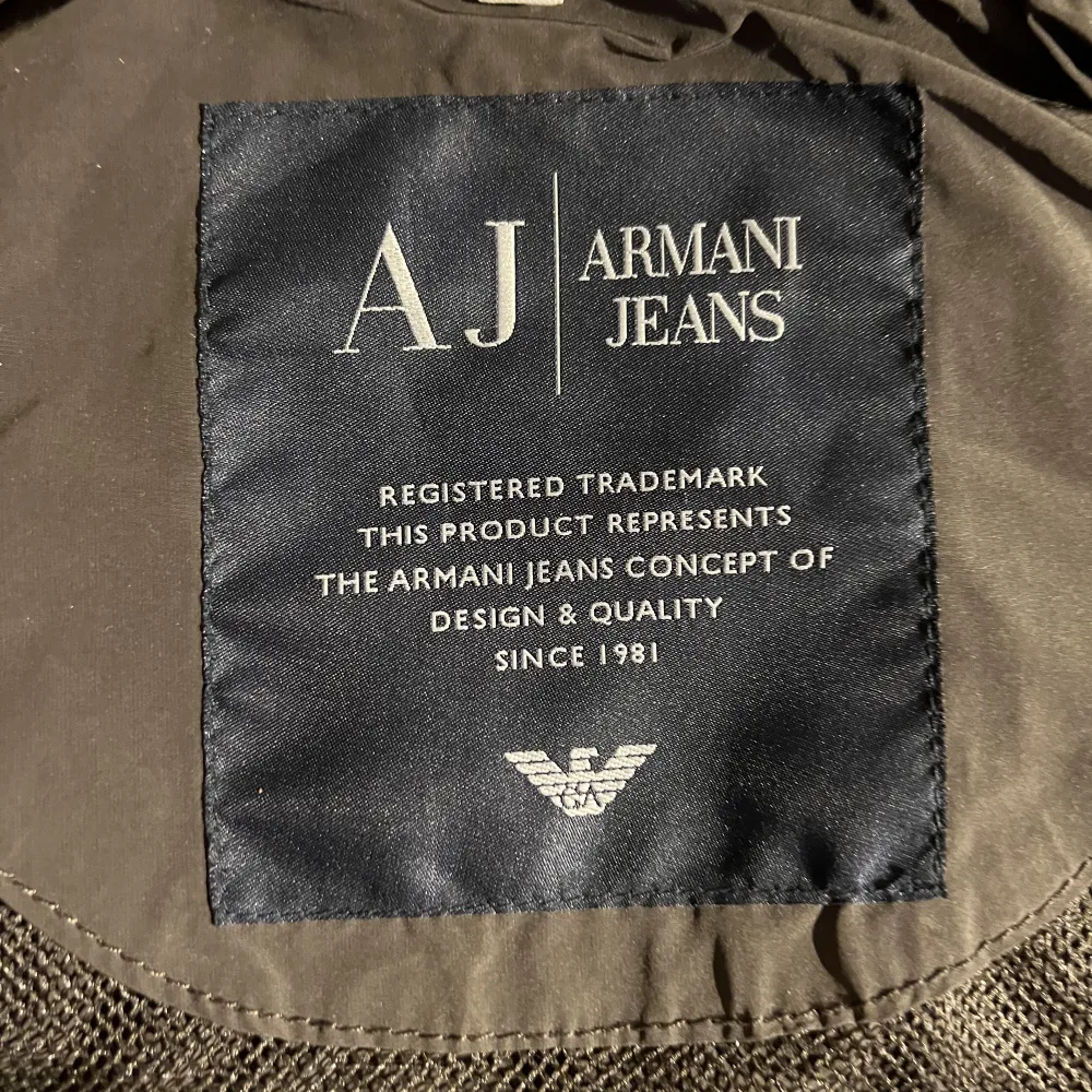 Säljer min Armani jacka då ja inte längre använder den. Den är ganska tunn så den passar bra nu till våren.   Skriv gärna om ni har några frågor. . Jackor.