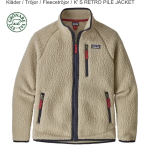 Säljer Patagonia Fleec  - Har en, intill oanvänd Patagonia fleec storlek S. Jättefin till våren att ha som lätt jacka, trendig och passar till mycket💌