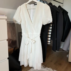Vit klänning - Vit klänning✨perfekt till studenten eller skolavslutning🤩klänningen är använd men i mycket fint skick 