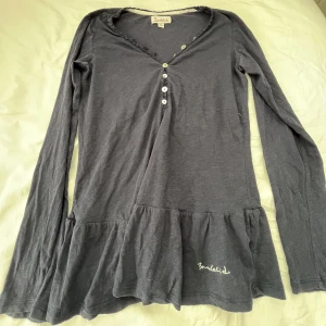 fin långärmad tröja! - köpte denna tröja i vintras fast den är knappt använd!! Inga  hål eller liknande