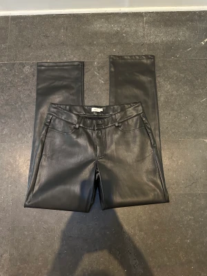 skinnbyxor nelly lågmidjade 🙌 - DRÖMMIGA. kommer dock tyvärr inte till användning då jag äger flera år ar skinnbyxor. lågmidjade! 🤍 lagom i längd på mig som är 160