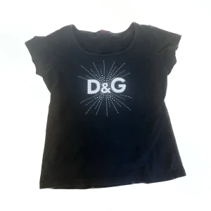 D&G topp - Säljer denna så söta D&G toppen! Så fin med coola detaljer och perfekt till sommaren. Inga defekter, och står ingen storlek men uppskattas som small! Skriv privat för fler frågor eller bilder💓 