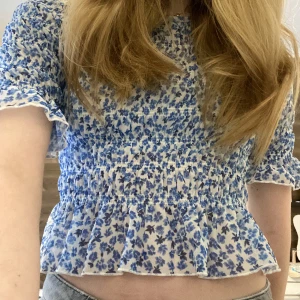 Mesh blus - En jättesöt tröja som jag inte fått till användning. Den är tidigare köpt från Plick men kommer från Bikbok. Den har även volang detaljer på armen och längst ner