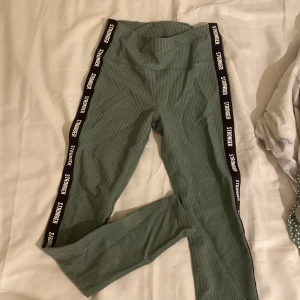 Tränings byxor - Säljer ett par träningsbyxor från stronger. 