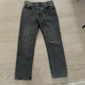 Snygga gråa jeans från Zara i storlek EUR42, sitter bra på den mellan 175-185cm ungefär.
