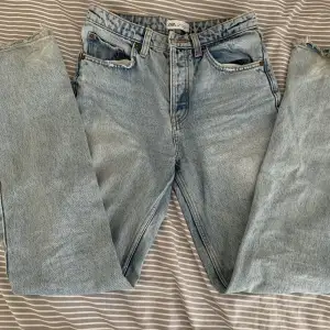 Midwaist jeans som har lite defekter längst nere på byxan så priset kan diskuteras👌