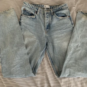 Ljusa jeans - Midwaist jeans som har lite defekter längst nere på byxan så priset kan diskuteras👌
