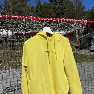 Mckenzie hoodie - Gul hoodie Knappt använd  Storlek M Köpt från JDsports