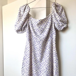 Fin klänning - Fin sommarklänning i satinliknande material. Endast använd 2 gånger, i fint skick  Storlek 42