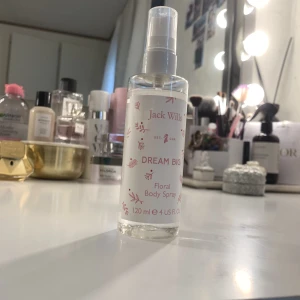 Jack wills parfym  - Detta är en parfym från märket Jack wills. Den är köpt i Storbritannien i sommras. Jag har bara andvänd några sprut av den så den är nästan helt full. Den doftar färska blommor. Så det luktar inte riktigt som parfym utan de är mer som en mist 