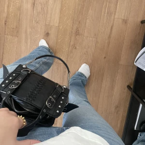 Zara väska - Intressekoll på denna skitsnygga väska från zara, som inte heller går att köpa längre ❤️ väskan är i super bra skick! Bud vid intresse sker privat 🫶🏻