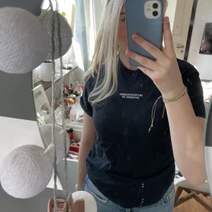 t-shirt - t-shirt ifrån en Molly Sandén konsert. tröjan är från hennes gamla album ”det bästa kanske inte hänt än”. 💗