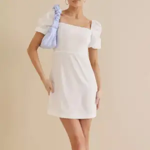 Jättefin vit klänning från Nelly som tyvärr inte passade. Perfekt till studenten eller midsommar. Hör av dig om du har några frågor🤍