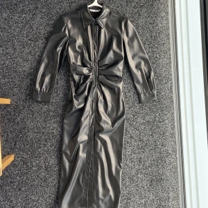 Skinnklänning  - Skitsnygg skinnklänning från Zara 🤤Aldrig använd då den är för liten 😭Men…omg va snygg den kommer sitta på dig 😏😉Skriv om ni har några frågor 🥰🥰 Är öppen för prisförslag 💛🧡