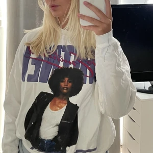Vit collegetröja med tryck  - Trycket föreställer Whitney Houston och är från Stay