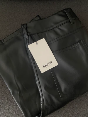 MADLADY ASHER SKINNBYXOR stl 36 L28 - Super fina helt oanvändbar byxor ifrån Madlady som köptes i vintras för 599kr, säljs nu för 210kr + frakt🥰. Säljs då dom är lite för små för mig. Normala i storleken med längd 28 (passar dig som är ca 160cm, innersöm 70)  