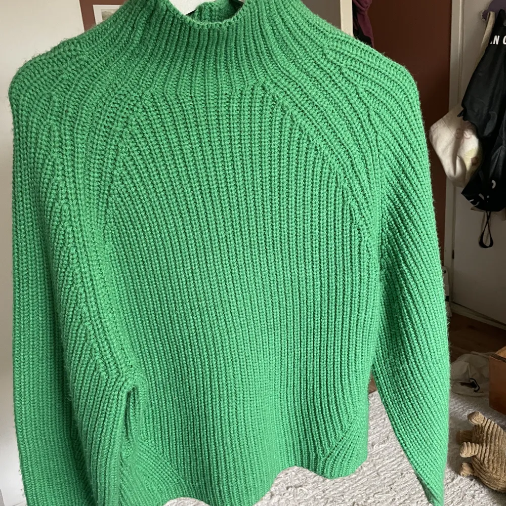 Härlig stickad tröja från Weekday (modell ”angel mockneck”). Grön, skön och perfekt till våren!💚 Oversized & i nyskick.. Stickat.