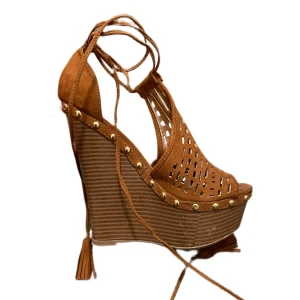 Klackskor  - Supersnygga klackskor med nitar och snörning upp på benet. Kilklacken är smal bak så rekommenderar att inte ha dessa som vardagsskor