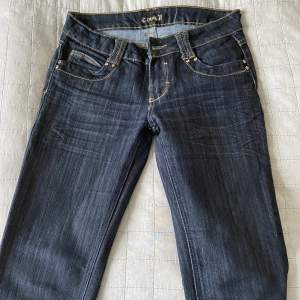 Säljer dessa jättesnygga lågmidjade jeans från märket Cindy H. Midjemått rakt över: ca 36cm. Innerbenslängd: 83cm🫶