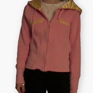 Rosa zip up - Rosa zip up med gult i luvan! läs min policy (finns på likade inlägg) innan du skriver, du kommer antagligen få svar på din fråga där 💓