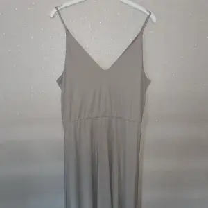 Säljer min beiga klänning, den ser grå ut på bilderna men den är mer beig i verkligheten, väldigt skön!💘(Köparen står för frakt)