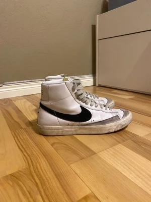 Nike blazers - Säljer mina använda blazers storlek 41, använda utomhus kanske 3-4 gånger, annars bara inne på gymmet. Funkar utmärkt till båda. Pris går att diskuteras vid snabb affär :)