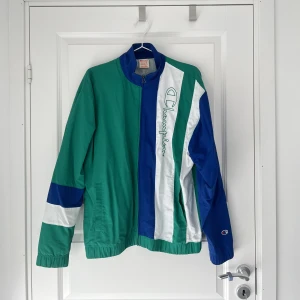 Jacka, Champion, M - Säljer en fin jacka från märket Champion som får många komplimanger. Perfekt att ha till en skön vår eller sommardag!   Skick: Nyskick och väl omhändertagen.   Storlek: M   Nypris: 573kr 